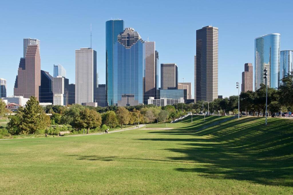 Montrose Apartment | Stylish Downtown Houston Condo ~Pool~Gym