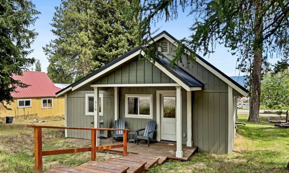 Cascade House | Stylish Stay with Pellet Stove Near Downtown Cascade