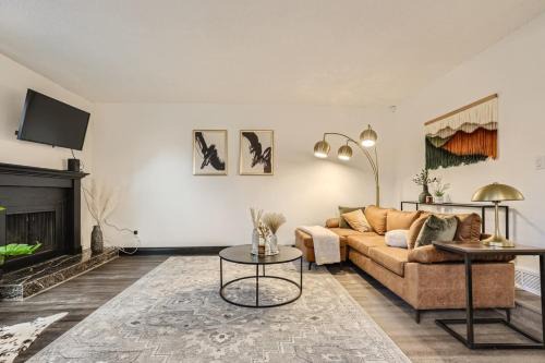 South Westminster House | Stylish Townhouse Retreat - 15 min to DT