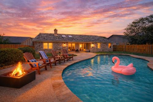 Bedford Villa | Stylish Villa-Near Stadiums, Large Pool,Pool Table