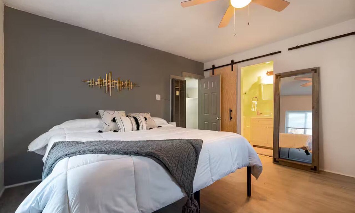 Nob Hill Apartment | Stylishly Small House @Nob Hill/UNM Area/King Bed