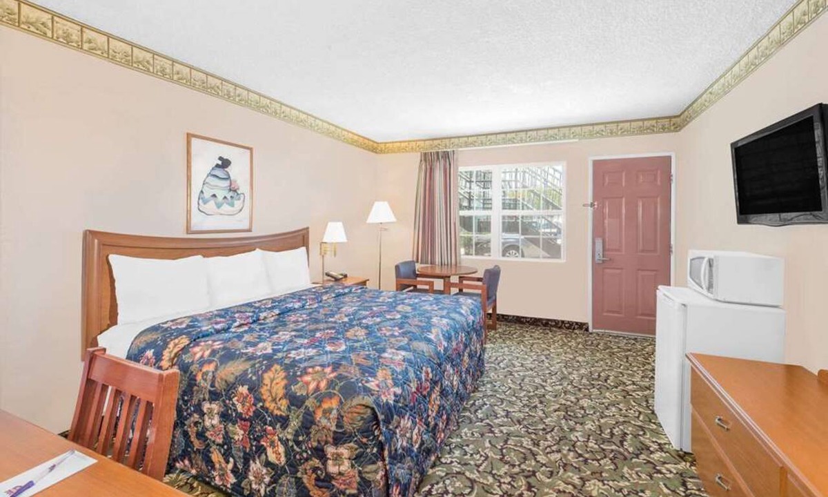 Pecos Hotel | Suite Room with Fee Breakfast, Airport Shuttle, Pool Close to Pecos Museum