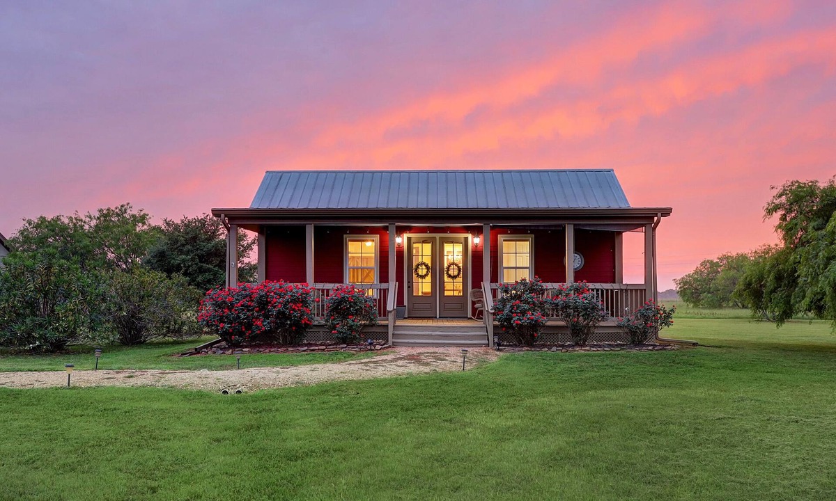 Burton Cottage | Summer IS WONDERFUL in Round Top!