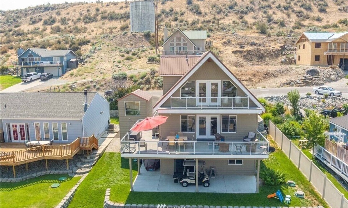 Orondo House | Sun Cove - Lake Entiat Getaway - 3 bedroom + loft with lake views!