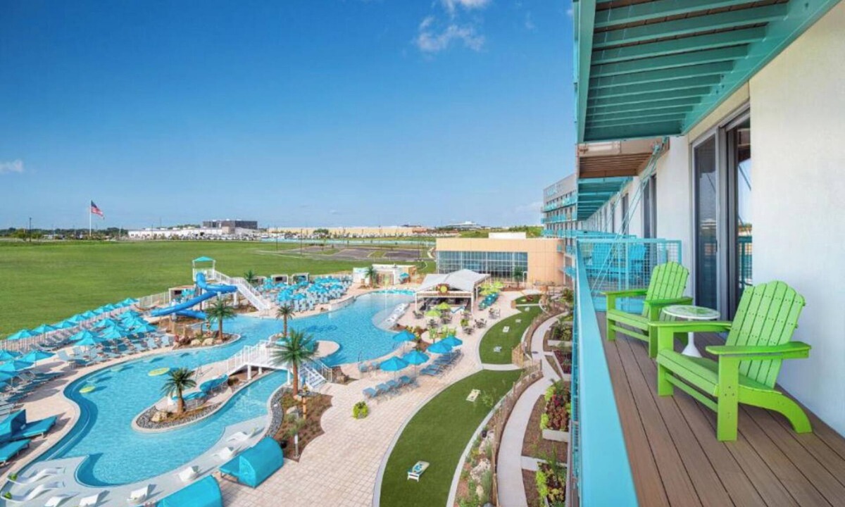 I-435 West KC-KS Hotel | Sun-Soaked Room with Balcony Near Legends Outlets – Perfect for Couples