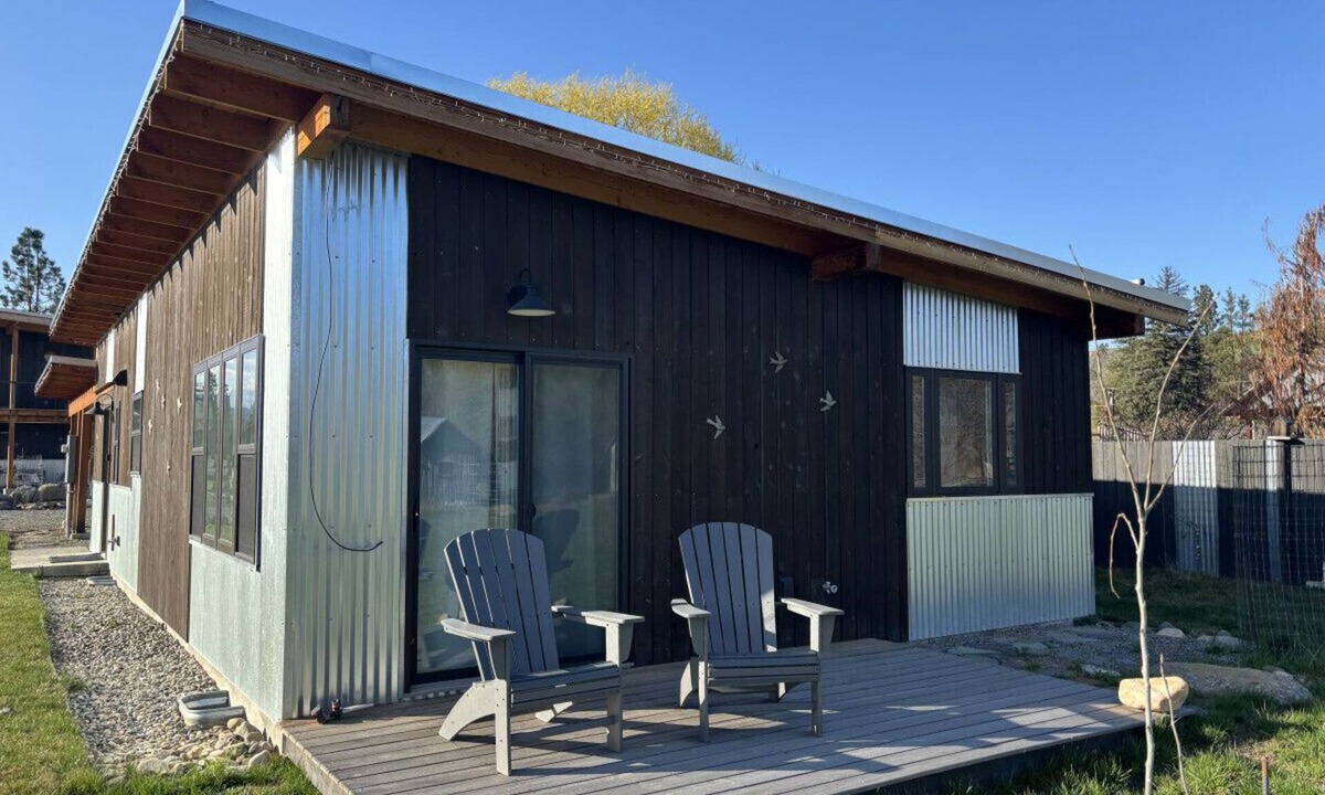 Winthrop House | Sunflower Resort Daisy Cabin is in the ultra-quiet Winthrop South community, with a 5 minute walk to downtown on the pedestrian trail.