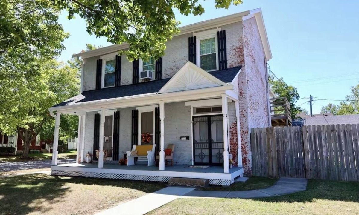 Palmyra House | Sunlit Studio on Historic Main Street