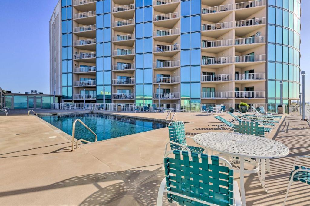 Biloxi House | Sunny Beachfront Biloxi Condo w/Resort Amenities!