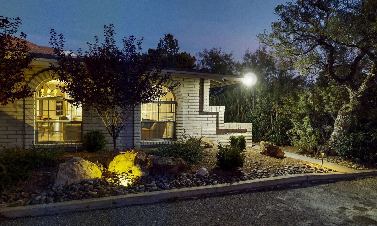 Thunderbird House | Sunny Mountain Side 1 BR feat. Large Kitchen and Great Room