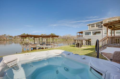 Onalaska House | ‘Sunset Cove’ Lakefront Rental w/Private Dock!