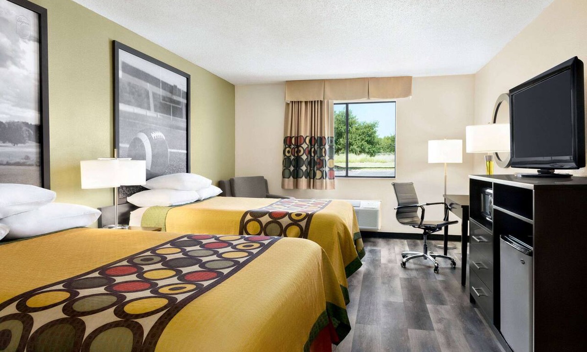 Clinton Hotel | Super 8 by Wyndham Clinton/Jackson West