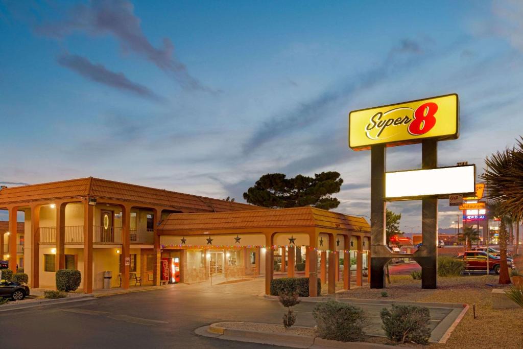 Biggs Field Hotel | Super 8 by Wyndham El Paso Airport