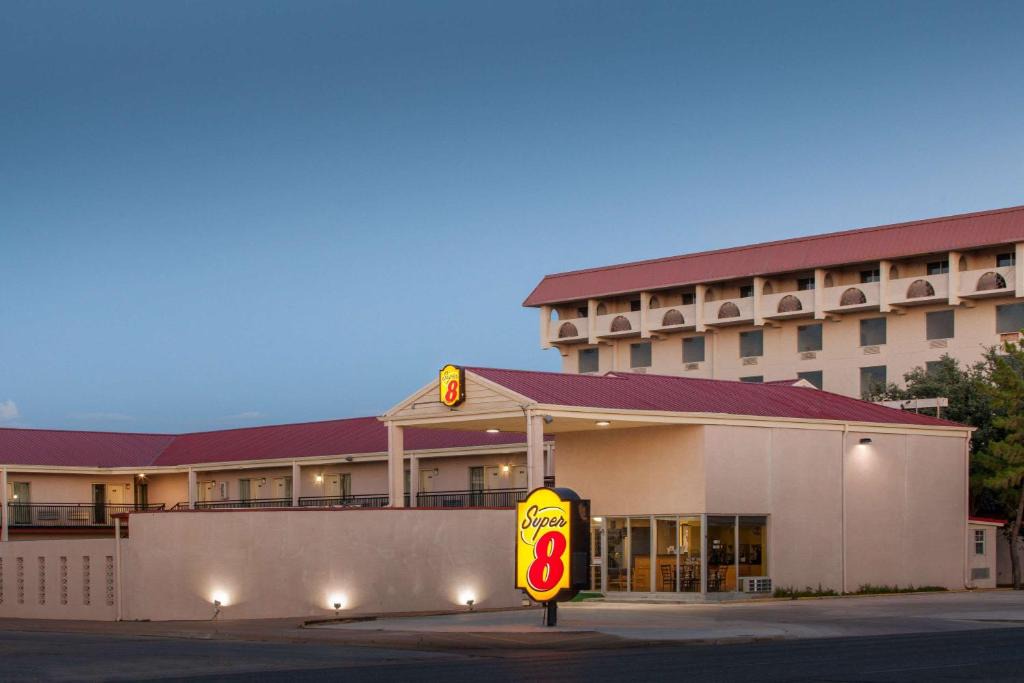 Downtown Hotel | Super 8 by Wyndham Lubbock Civic Center North