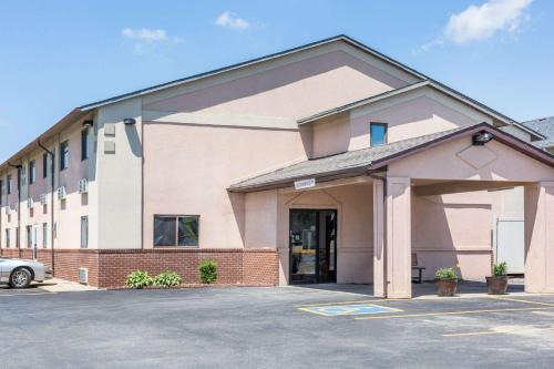 Osceola Hotel | Super 8 by Wyndham Osceola IA
