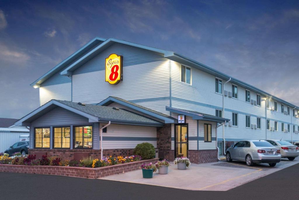 Pierre Hotel | Super 8 by Wyndham Pierre SD