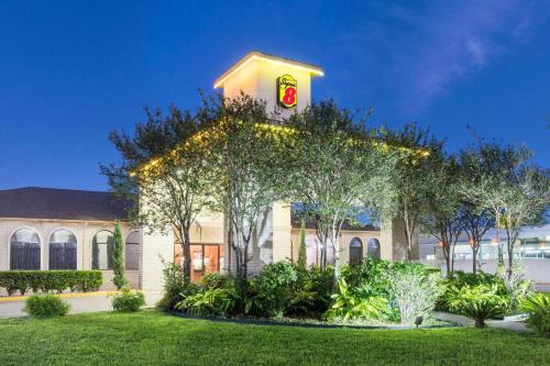 San Antonio Hotel | Super 8 by Wyndham San Antonio at I-10