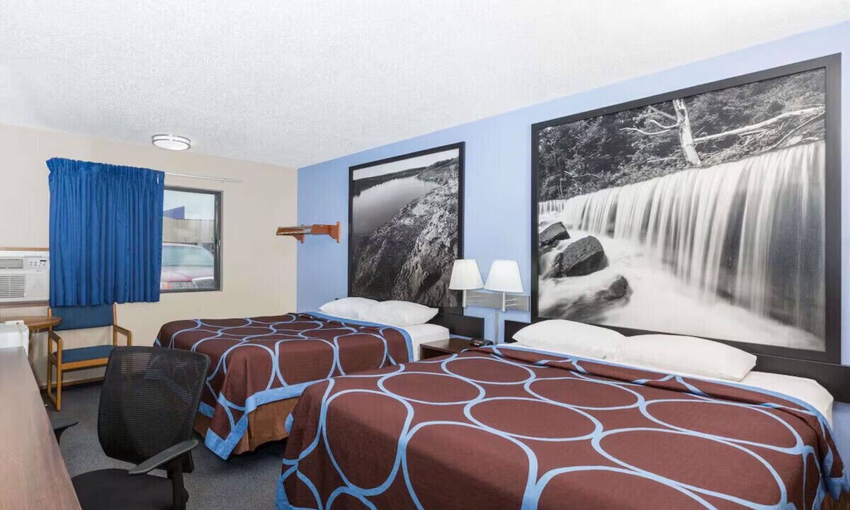 Manhattan Hotel | Super 8 Kansas Double Queen Studio w/Breakfast