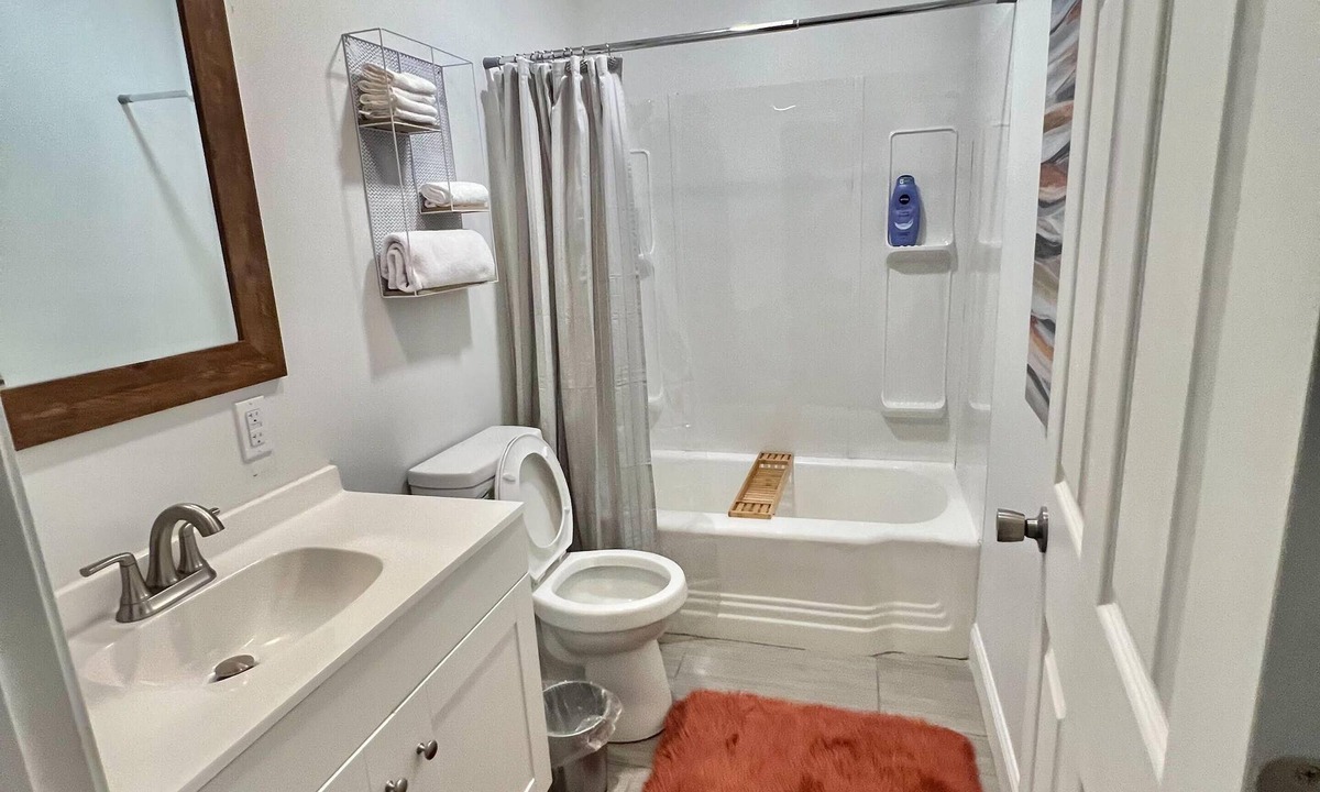 Shreveport House | Super Spacious 3 Bedroom House, w/2 Living Rooms and Close to Everything