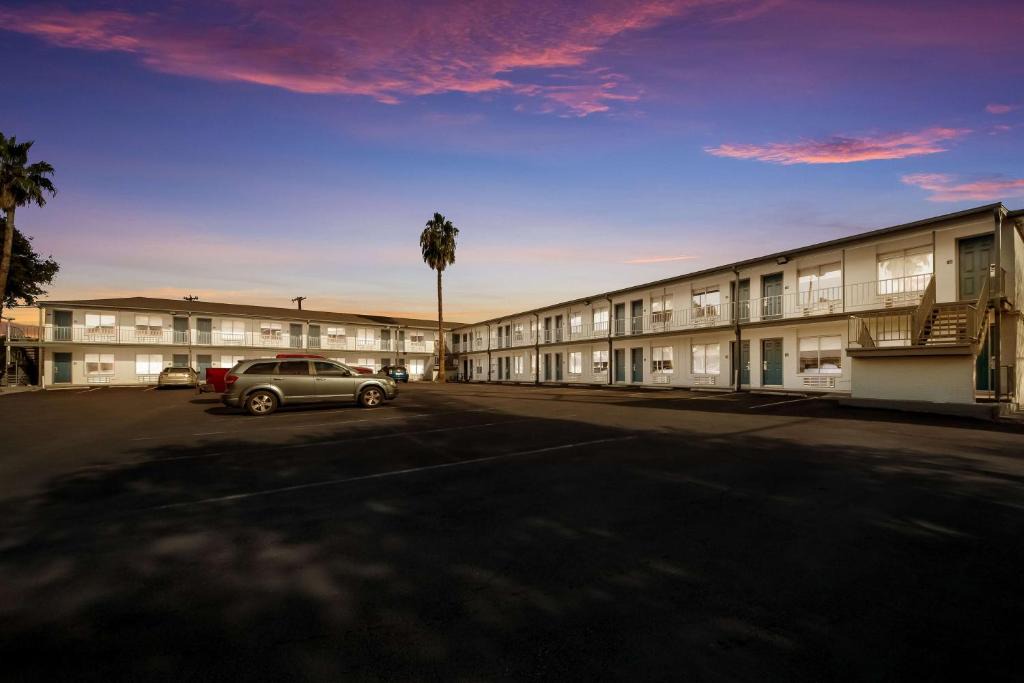 Tobin Hill Hotel | SureStay Hotel by Best Western San Antonio Riverwalk