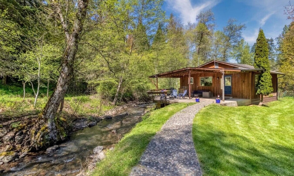 Waitsburg Cabin | Surround Yourself in Nature at Biscuit Ridge Cabin
