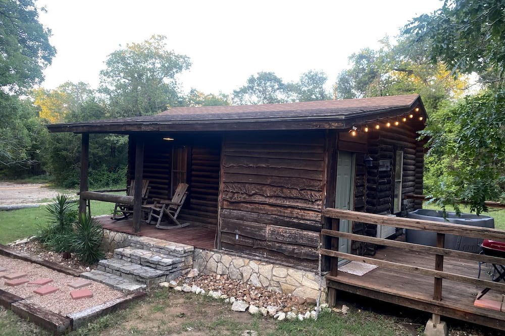 Paluxy Cabin | Sustainable and Pet-Friendly Cabin Perfect for Animal Lovers in Bluff Dale, TX