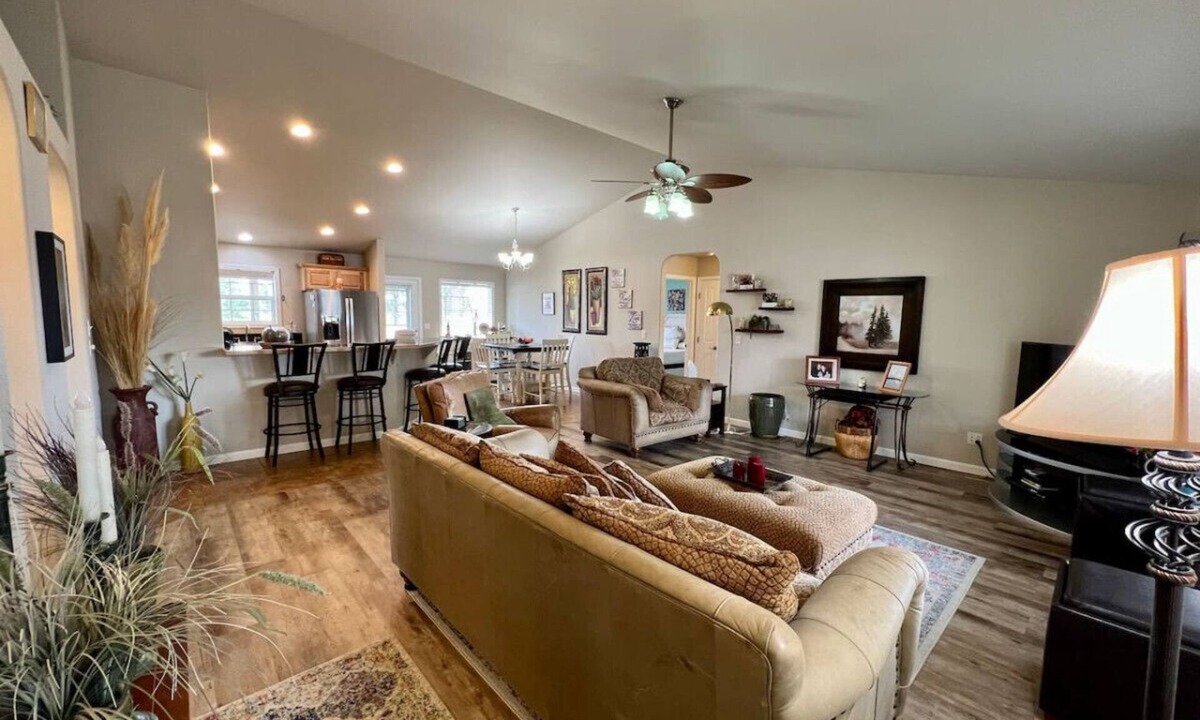 Baker City Apartment | Sweet Retreat, Cozy! 3 Brdm, 2 Bath Home, Local Golfing 50% Off