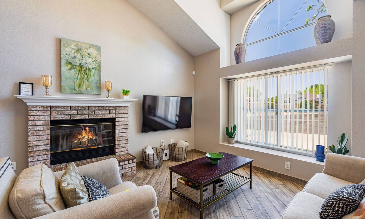 Taylor Ranch House | Taylor Ranch Respite - Modern, Light, Open Concept