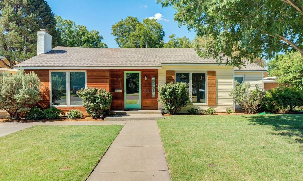 Tech Terrace House | Tech Terrace Retreat 3BD, Walk to TTU, Hot Tub, Fire-Pit, Parking for 6 cars