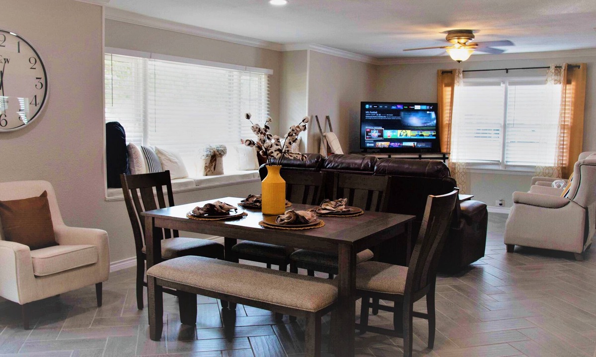 Lubbock House | Techquila Sunrise! Rustic TX charmer sleeps 12