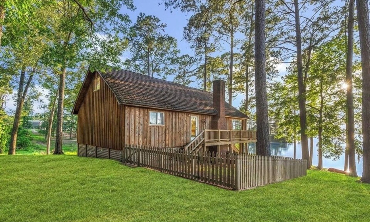 Broaddus Cabin | Terrific cabin on Lake Sam Rayburn