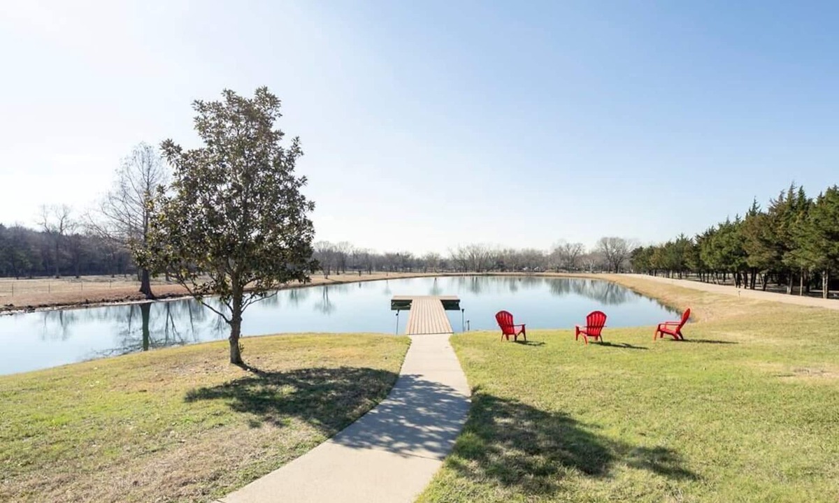 Dallas House | Texas Ranch House with 5 bedrooms & Pond