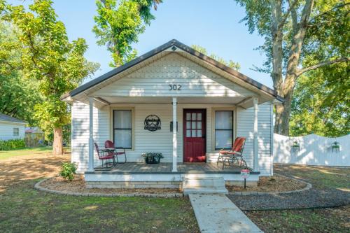 Russellville Apartment | The 1950s Retro Riverside Cottage