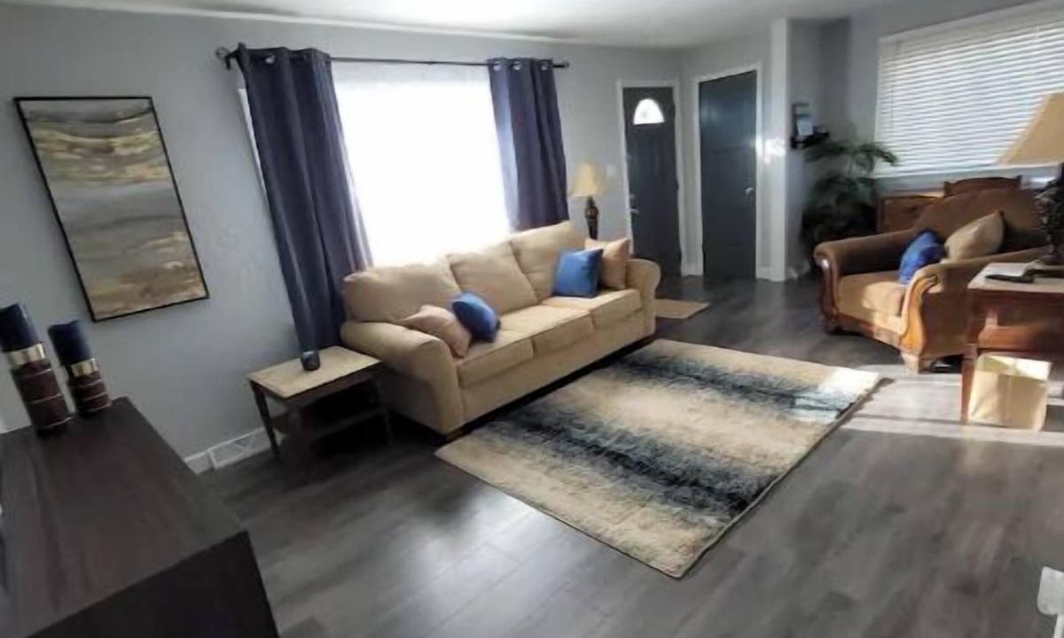 Greater South Side House | The Airport Sanctuary. Minutes to Airport and DWTN.
