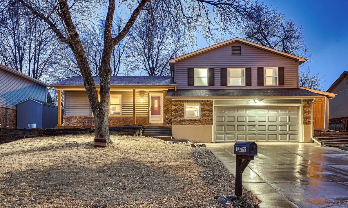 Ralston Valley House | The Arvada Retreat with WiFi, HotTub, Games, Gym and Lounge