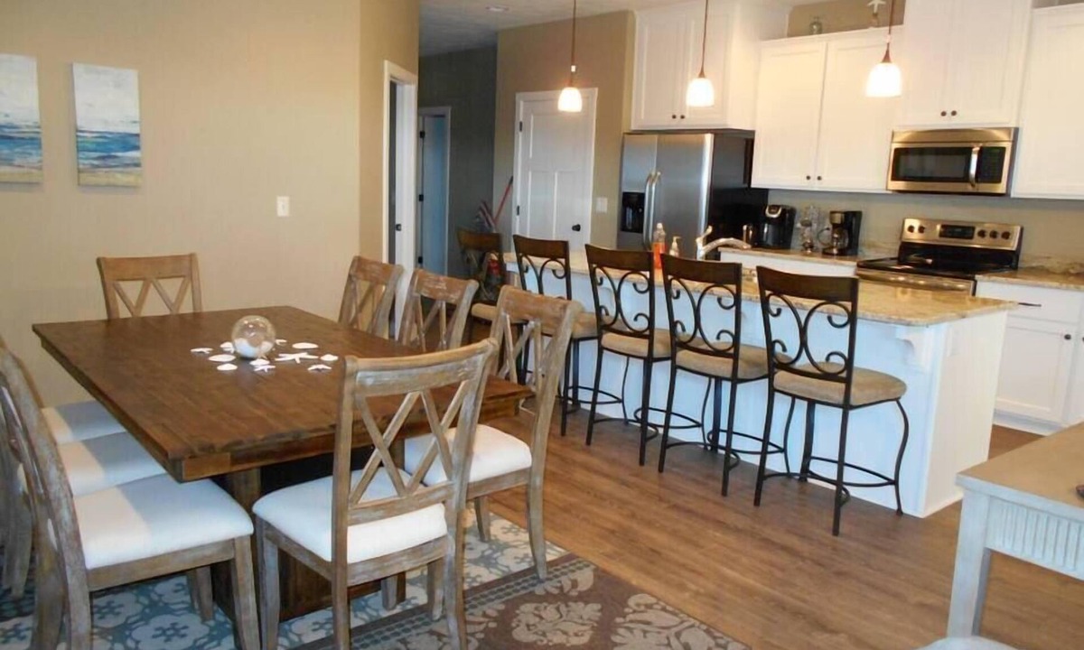 Spirit Lake House | The Bayside V - Awesome 5 BR Bridges Bay Cabin backing to Community Pool!