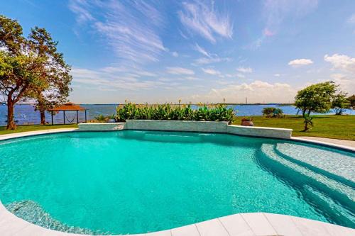 Barrett House | The Baytown Getaway - Guest House