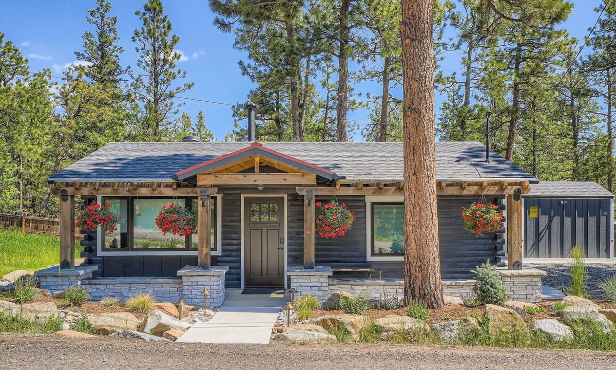 Indian Hills House | The Bear's Den, Hot Tub Retreat, Family Home