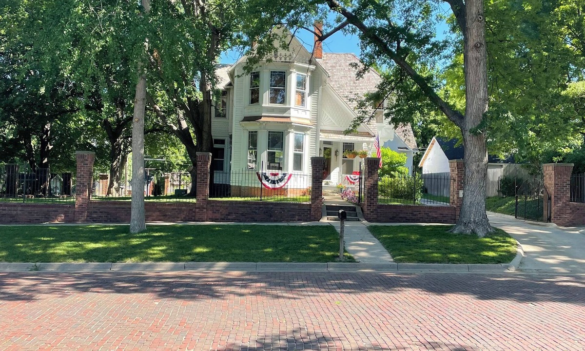Nebraska City House | The Bootlegger’s Roost: Downtown, Hot Tub, Historic