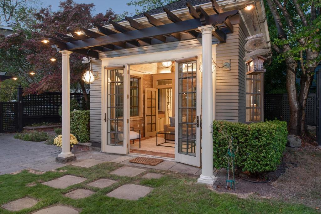 Queen Anne Hotel | The Carriage House