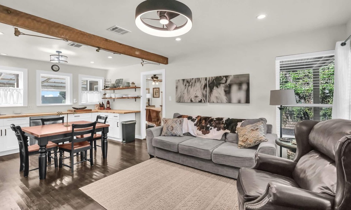Weatherford House | The Country Cottage - Family Friendly Home just minutes from Weatherford!