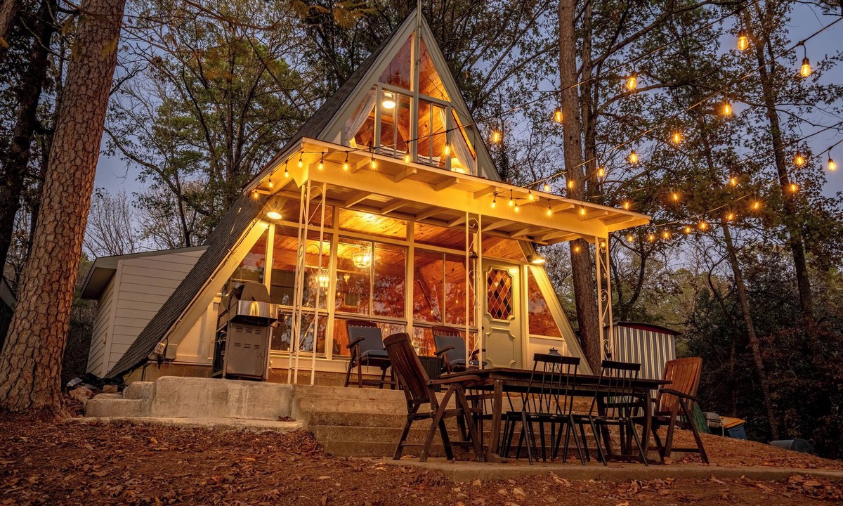 Piney House | The Cozy Cove A Unique and Unforgettable Experience on Lake Hamilton