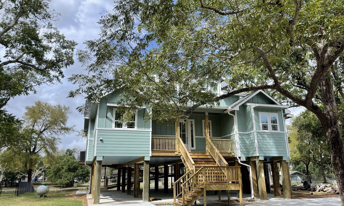 Cedar Lane House | The Creekhouse: Waterfront Luxury on Caney Creek – Sleeps 11!