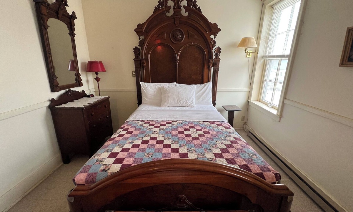 Bentonsport Bed & Breakfast | The Crown Jewel of the Mason House – Spacious, Historic, Unforgettable