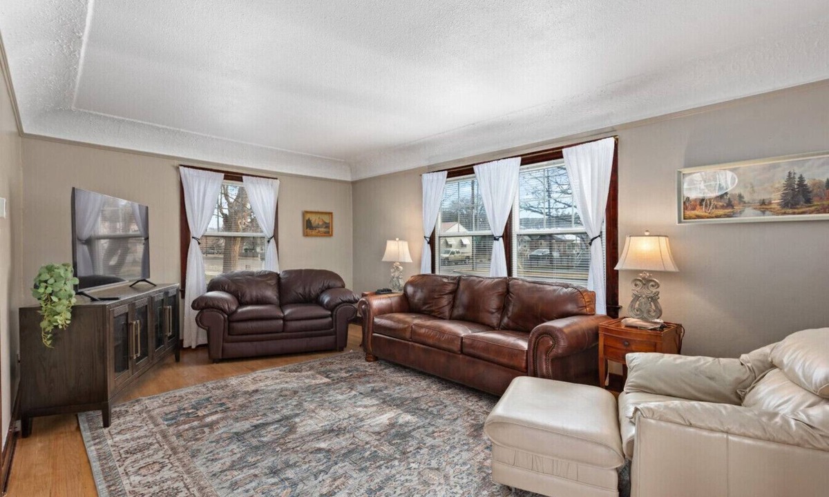 Baker City House | The Emma Grace, Cozy! Near Downtown! Sleeps 4, Local Golfing 50% Off!
