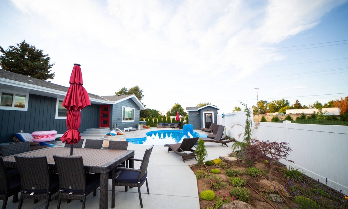 Walla Walla House | The Farmstead- Pool, Hot Tub, Firepit and Farm Fresh Eggs/Animals in Walla Walla