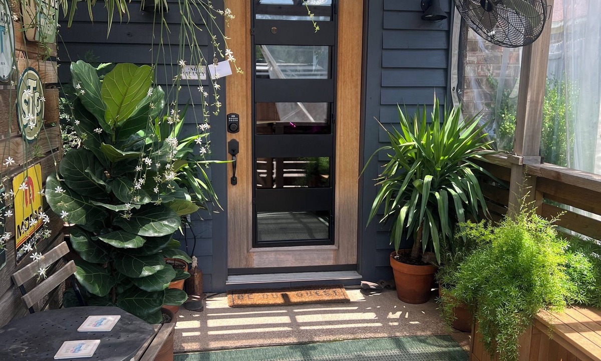 Cowley Apartment | The Garage Suite – Eclectic Chic Studio in the Heart of Plano