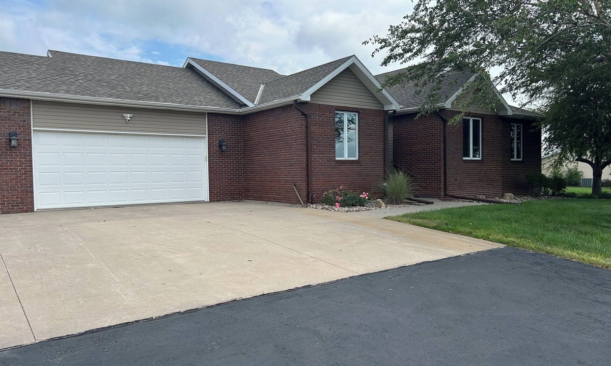 Otoe County House | The Getaway on the Green – Spacious Retreat with Golf Course Views