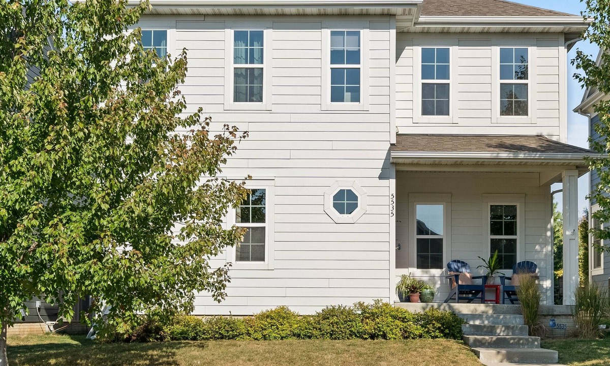 West Des Moines House | The Glenda! Sassy West Glen Home + Garage + TVs + WiFi + Electric Fireplace