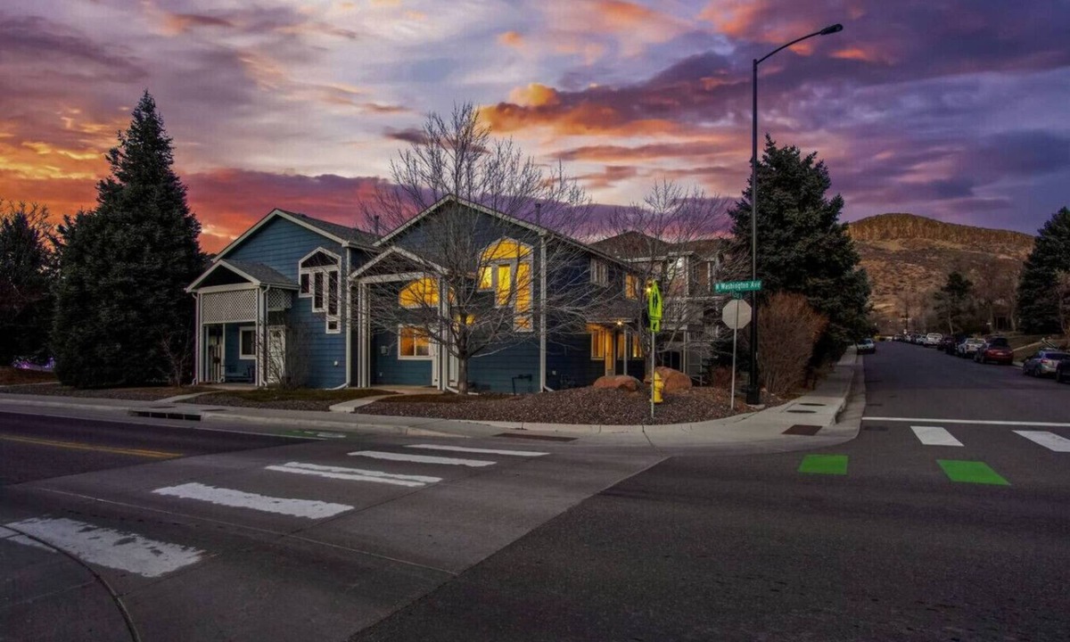 Golden House | The Golden Townhouse Walk to downtown Pets Welcome