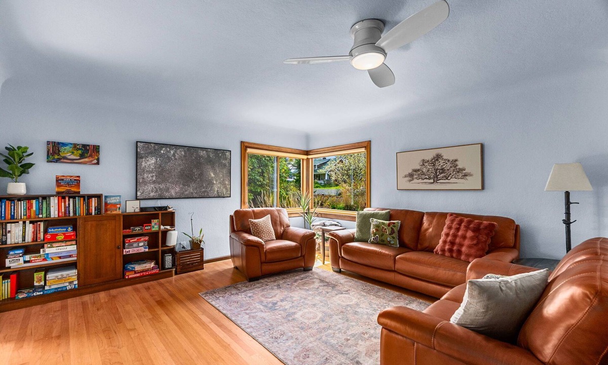 Northwest Olympia House | The Goldfinch West Olympia 3BR, single level, close to town, yard, dog friendly